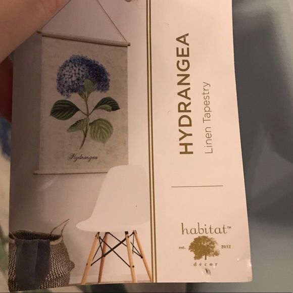 Hydrangea Linen Tapestry - Picture 2 of 2